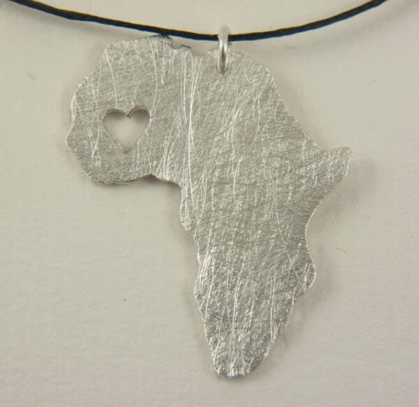 Collar de plata con corazón en Mali